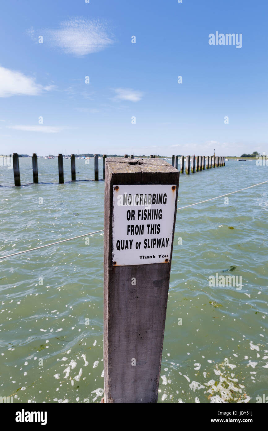 Hinweis auf Kai in Bosham, dem Südküste Küstendorf, Chichester Harbour, Süd-England, UK, "Keine Verdrehungen oder Angeln von diesem Kai oder Helling" Stockfoto