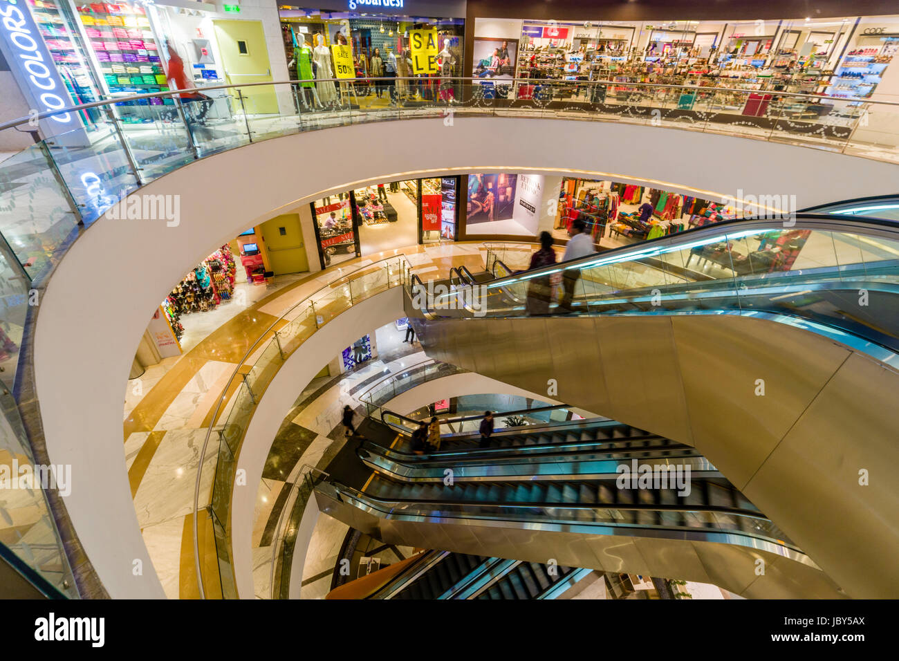 Im Inneren Fahrtreppen, Rolltreppen, des Einkaufszentrums quest Mall Stockfoto