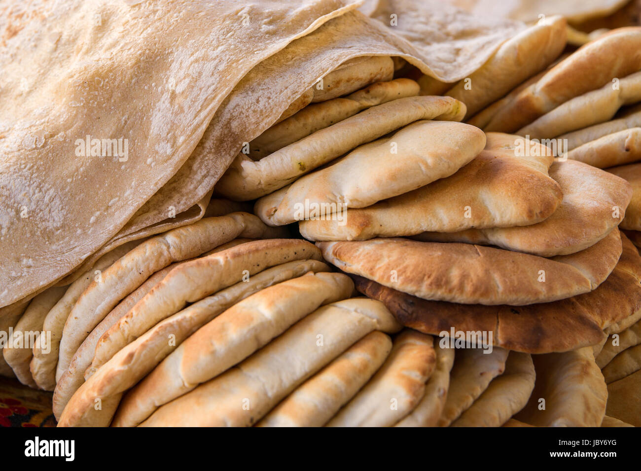 Freashly Khubz und Pide, typisch arabische Fladenbrote gebacken Stockfoto