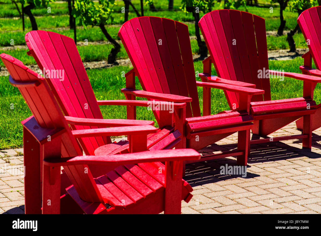 Gruppe von roten Adirondack Stühle auch bekannt als Muskoka Stühle Stockfoto