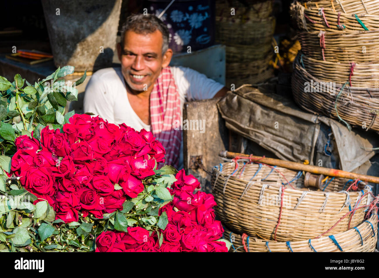 Haufen von red rose Blumen von Herstellern, die in der täglichen Blumenmarkt unter Howrah Bridge verkauft werden. Stockfoto