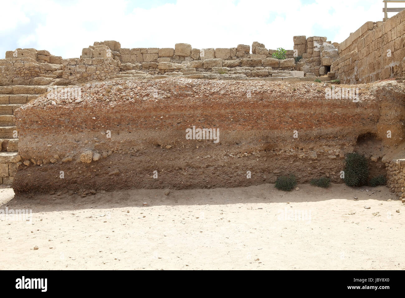 Die archäologische Abteilung Erklärung Panel geschrieben in englischer Sprache und hebräische Sprache an der Caesarea Nationalpark, Israel Stockfoto