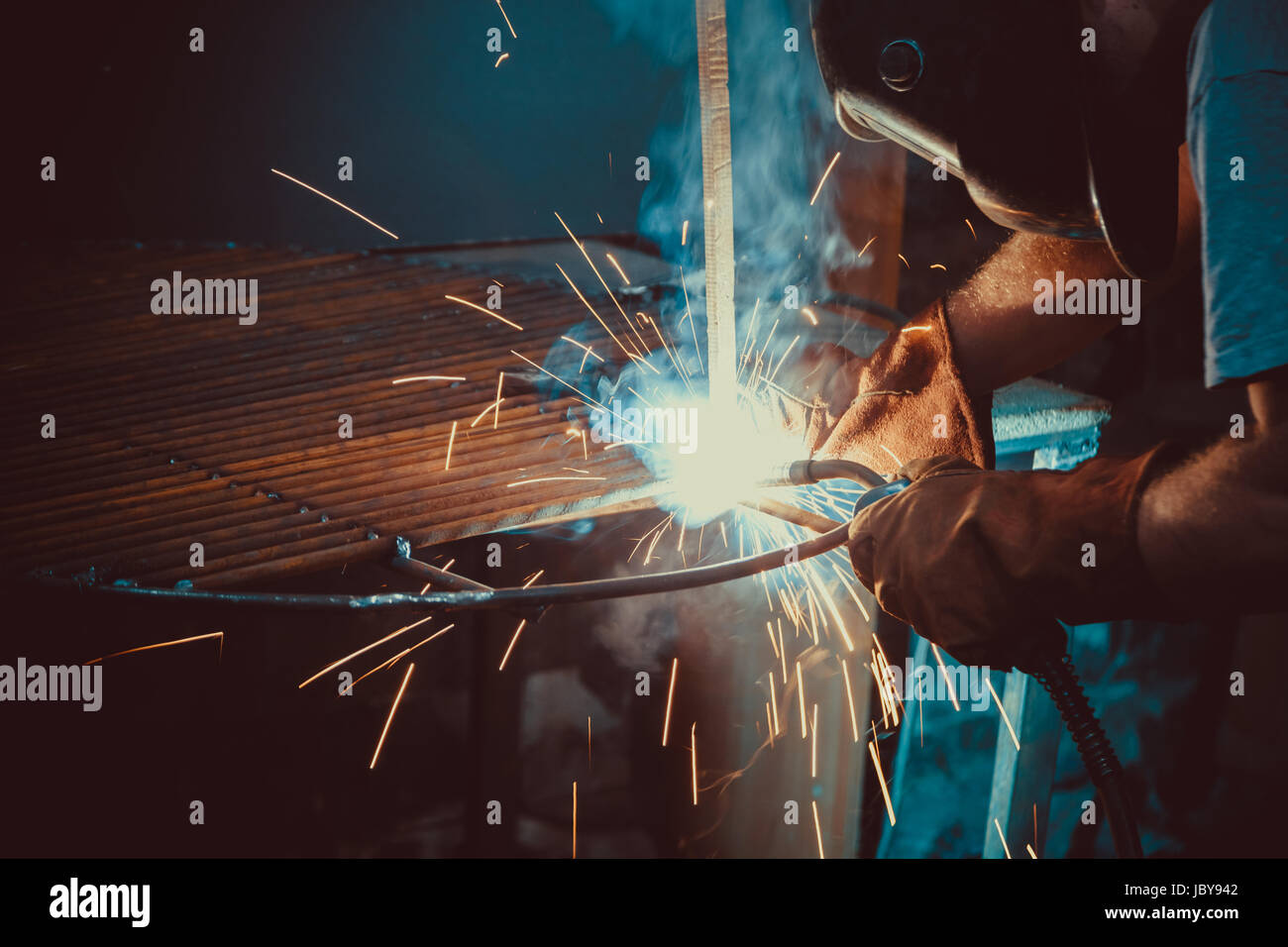 Schweißarbeiten. Technische Stahl Industrie Stahl Schweißer In Fabrik zu errichten. Handwerkers. Soft-Fokus. Flachen DOF. Stockfoto