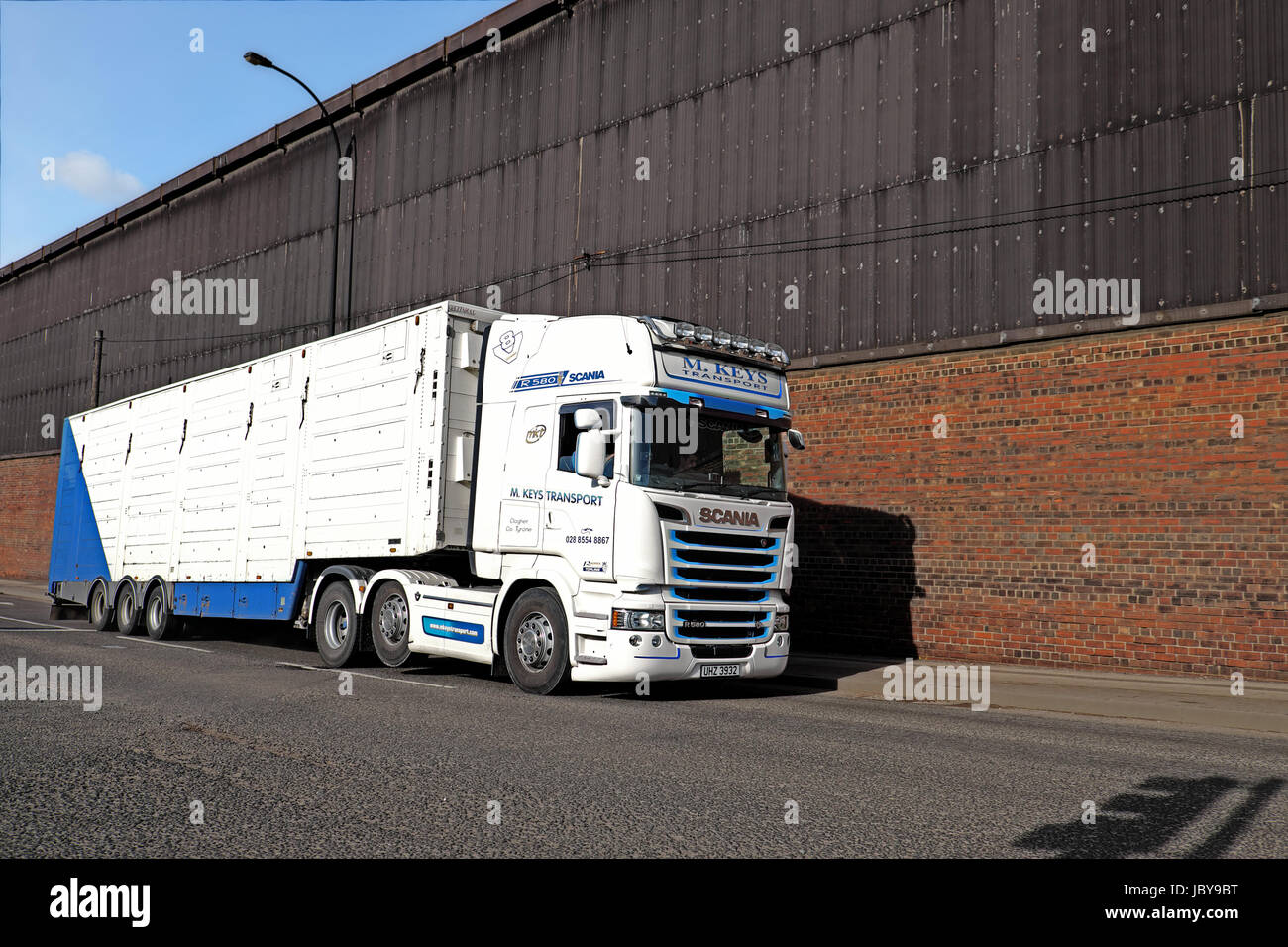 Irische Scania mit Tri = Achse Anhänger geparkt neben einem Stahlwerk in Brightside, Sheffield Stockfoto
