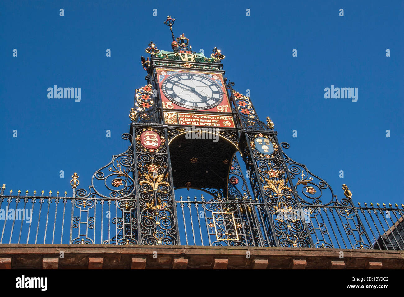 Viktorianischen Ära Town Clock mit insgesamt blauen Himmel im Hintergrund über Eastgate Street Chester Stockfoto