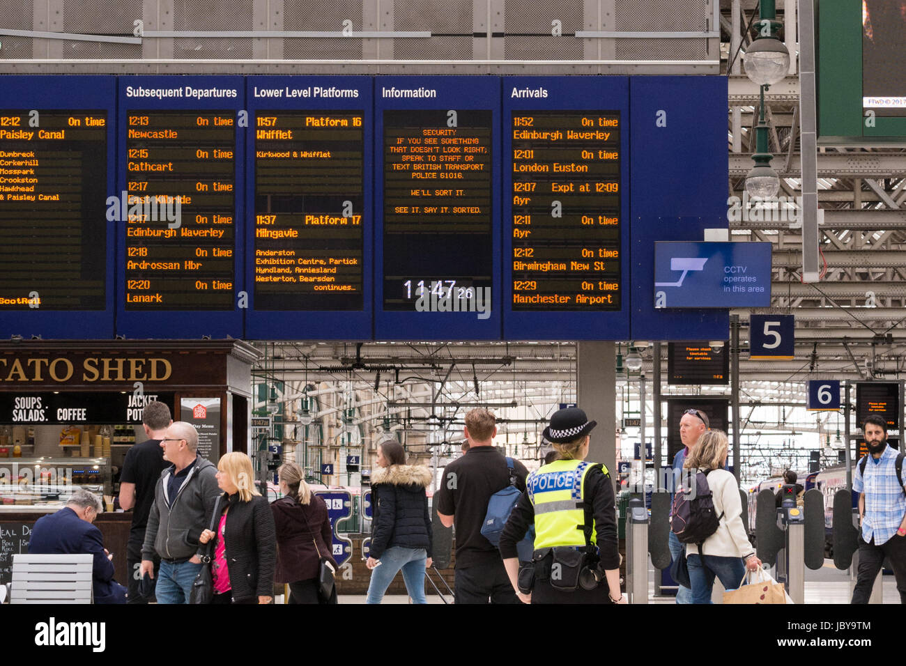 National Rail Sicherheitskampagne auf Glasgow Central Station Infotafel - sehen, sagen Sie es, sortiert Stockfoto