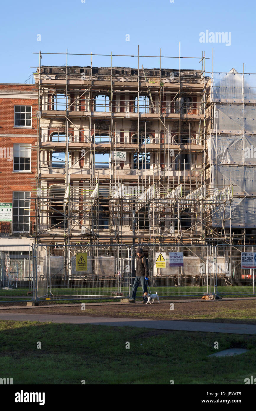 Blick von dem, was bleibt von der Royal Clarence Hotel-Fassade nach verheerenden Brand am 28. Oktober 2016. Bereich aufgebaut, Exeter, Devon, England, UK Stockfoto