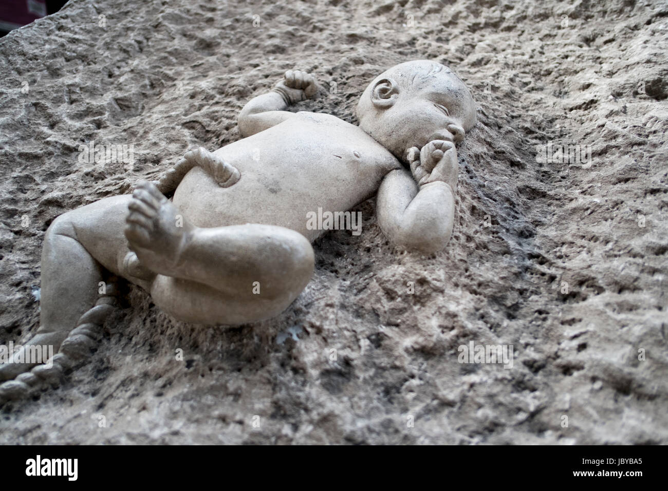 Neugeborenes Baby Skulptur in Stein bei St. Martin in den Bereichen Kirche am Trafalgar Square, London Stockfoto