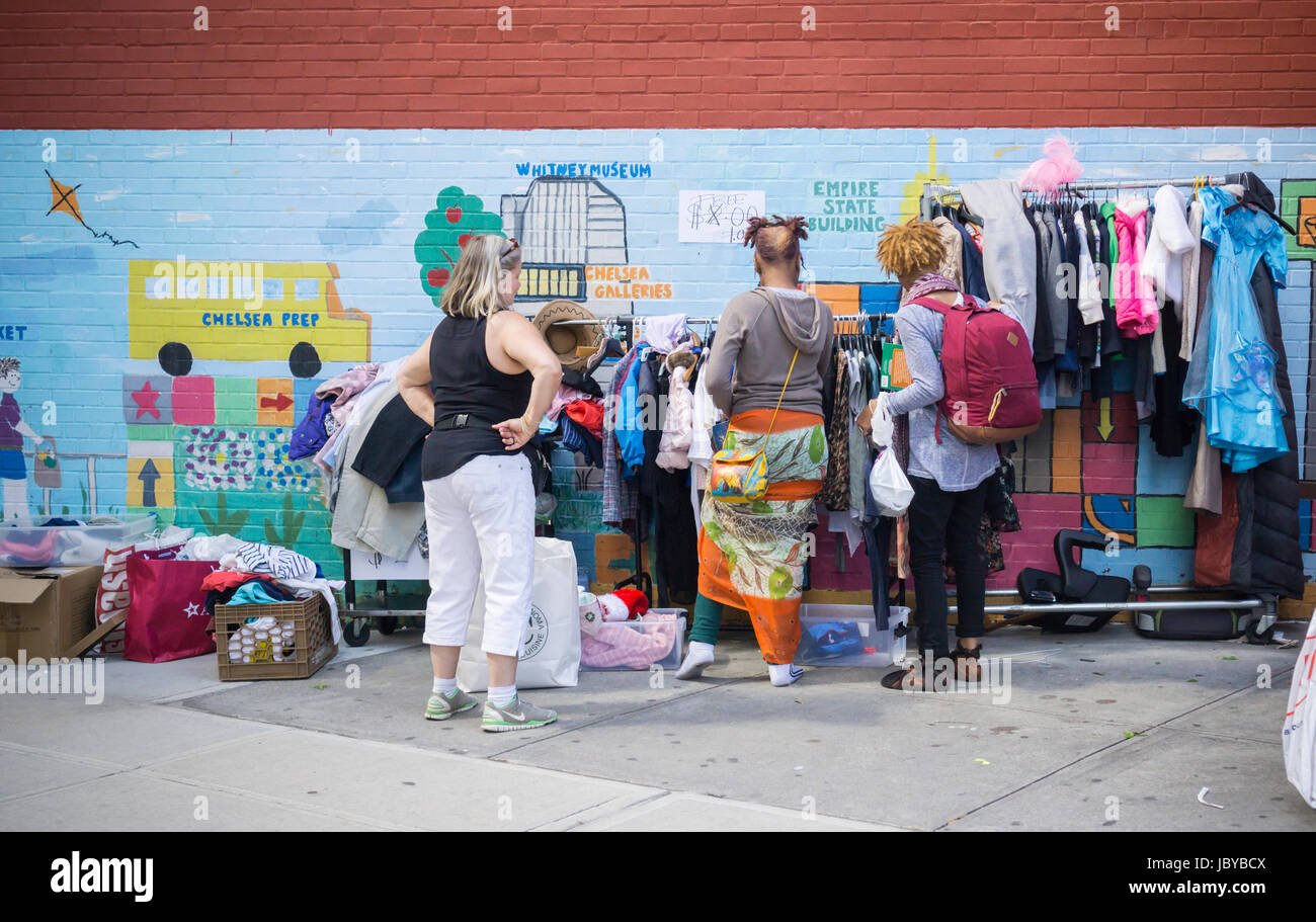 Preise werden gesenkt, um am Ende des Tages bei einem Flohmarkt-Spendenaktion für eine lokale Schule im New Yorker Stadtteil Chelsea auf Samstag, 3. Juni 2017 zu befreien.  (© Richard B. Levine) Stockfoto