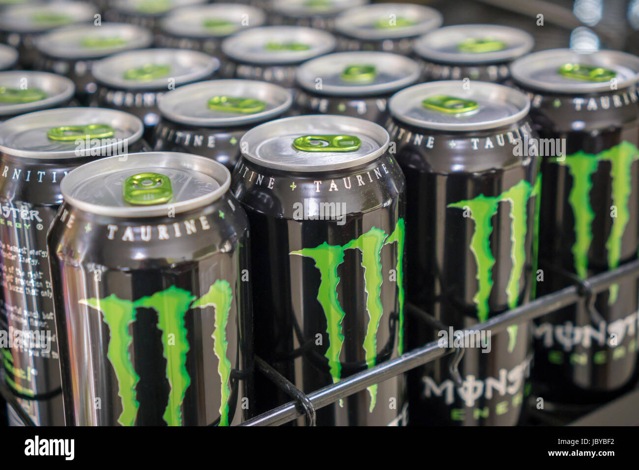 Monster-Marke-Energy-drinks in einem Supermarkt in New York auf Donnerstag, 8. Juni 2017. Aktien von Monster Beverage Company stieg um 11 % im Mai, nachdem sein Ergebnis im ersten Quartal die Erwartungen der Analysten gekrönt. (© Richard B. Levine) Stockfoto