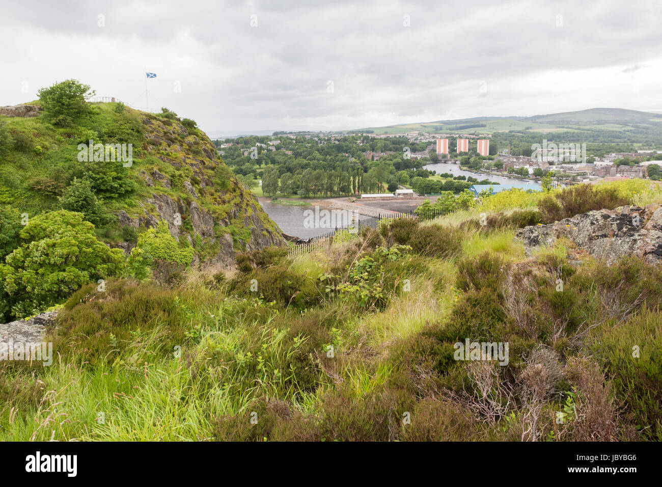 Dumbarton Rock - ein Zwilling erreichte vulkanischem Basalt Stecker - auf dessen Spitze ist Dumbarton Castle, Scotland, UK Stockfoto