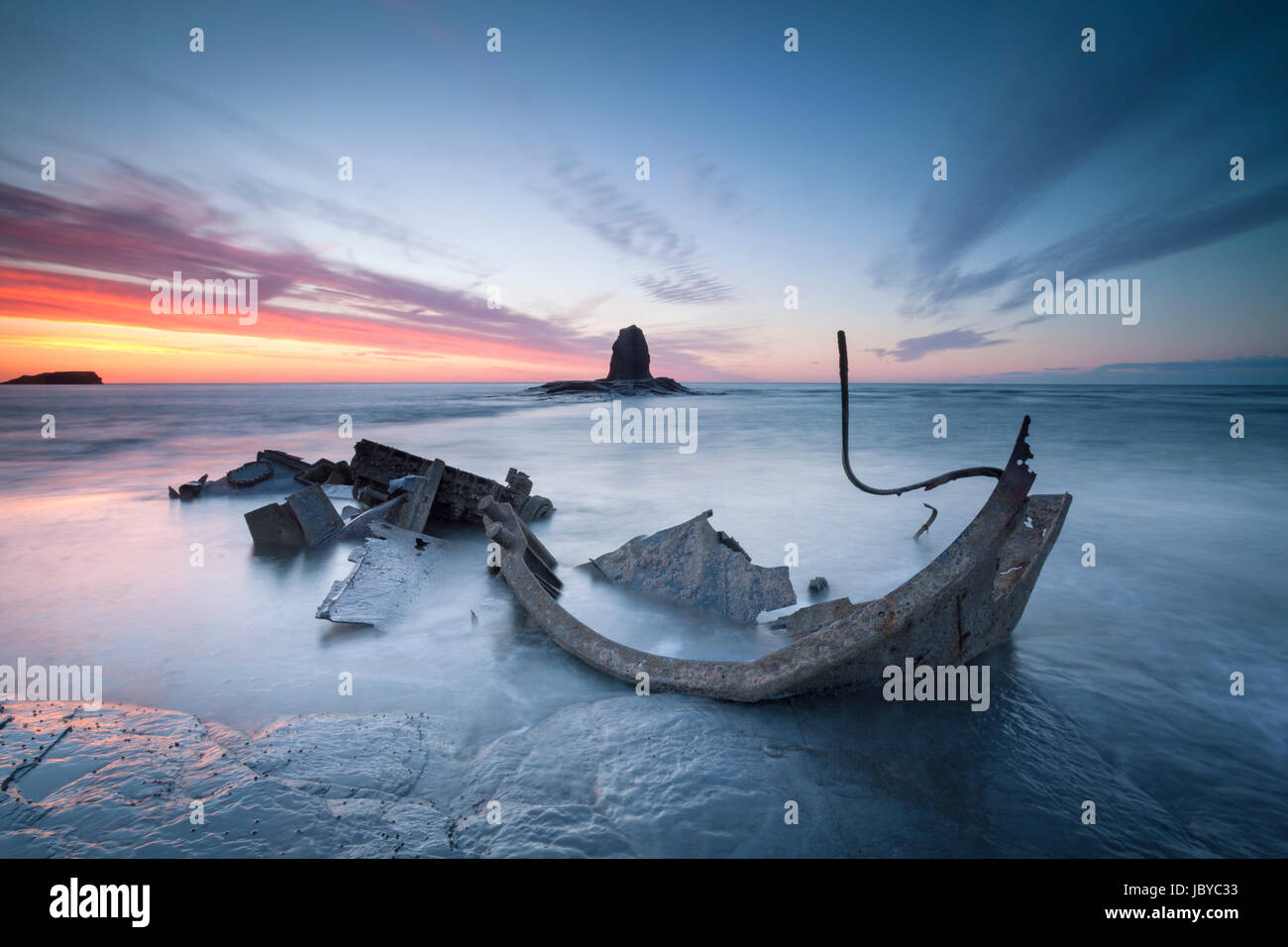 Sonnenuntergang am gegen Bucht mit The Admiral Schiffbruch in der Foregraound und schwarzen Nab im Hintergrund.  Eines der schönsten North Yorkshire Coasta Stockfoto