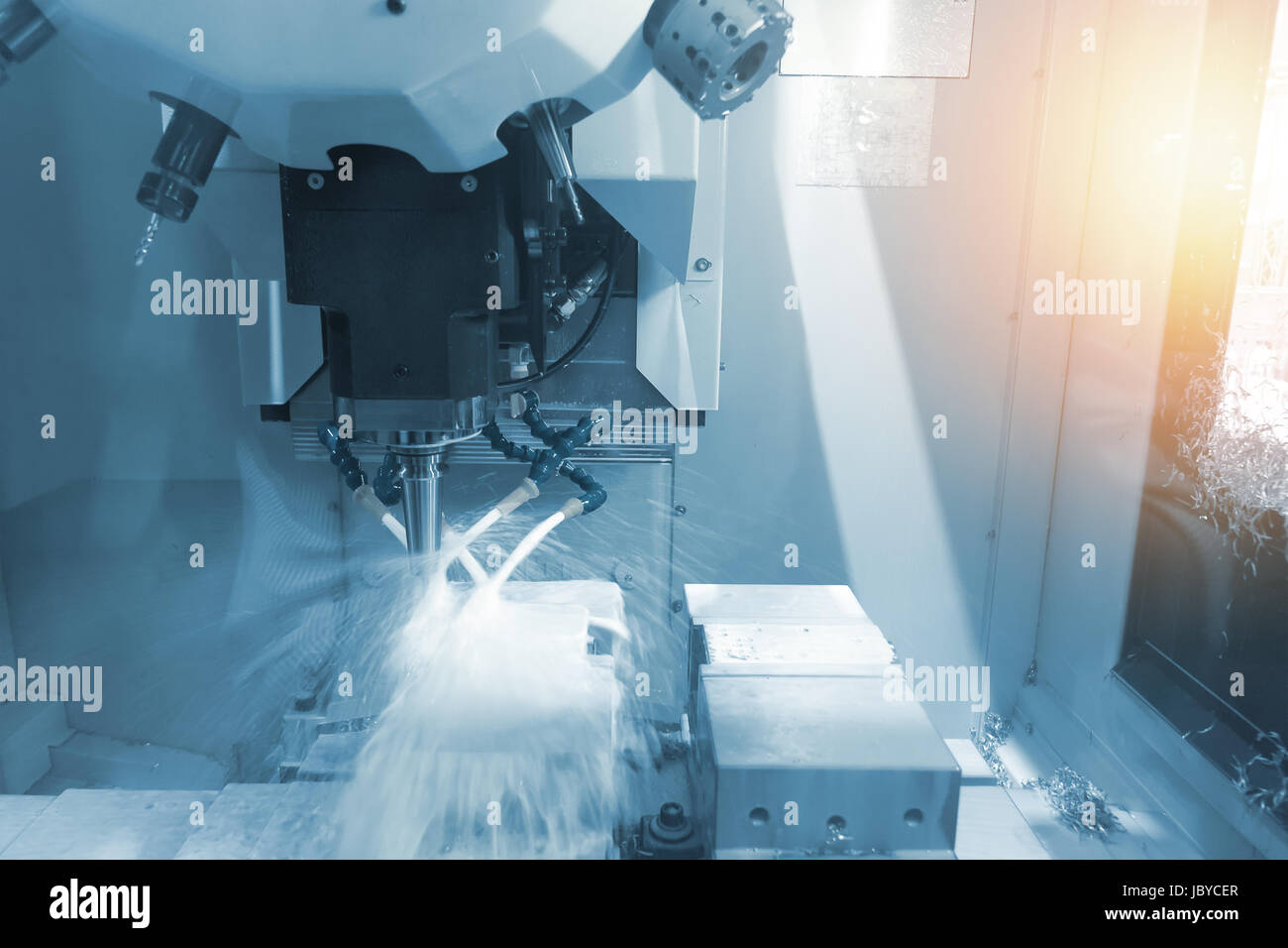 CNC-Fräsmaschinen Maschinen-Industrie für die Gestaltung von Metall Handy Case Formen mit Wasser base in intelligente Herstellungsfabrik. Blau-Ton ein Stockfoto