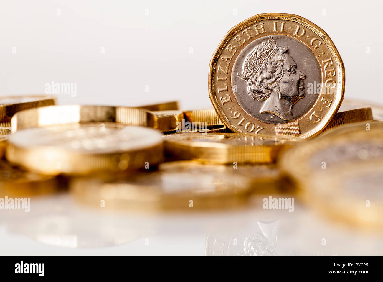 Haufen von neuen Pfund Münzen ausgegebenen 2017. Stockfoto