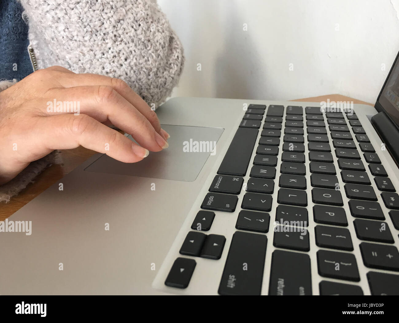 Nahaufnahme der Frau mit dem Trackpad auf einem Laptopcomputer Stockfoto