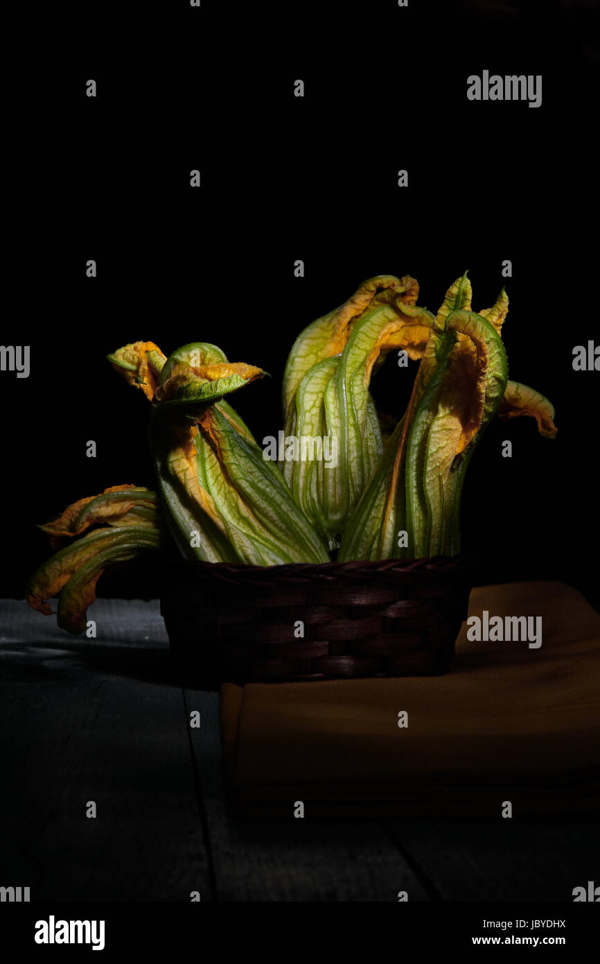 Stillleben mit rohen Zucchini Blumen, Licht Malerei. Stockfoto