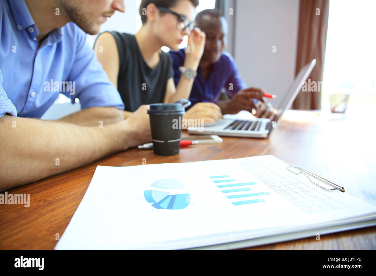 Teamwork, Brainstorming-Konzept. Junge kreative Manager-Team arbeitet mit neuen Startprojekt in modernen Büro. Moderne Notebooks auf Holztisch. Drittwirkung film Stockfoto