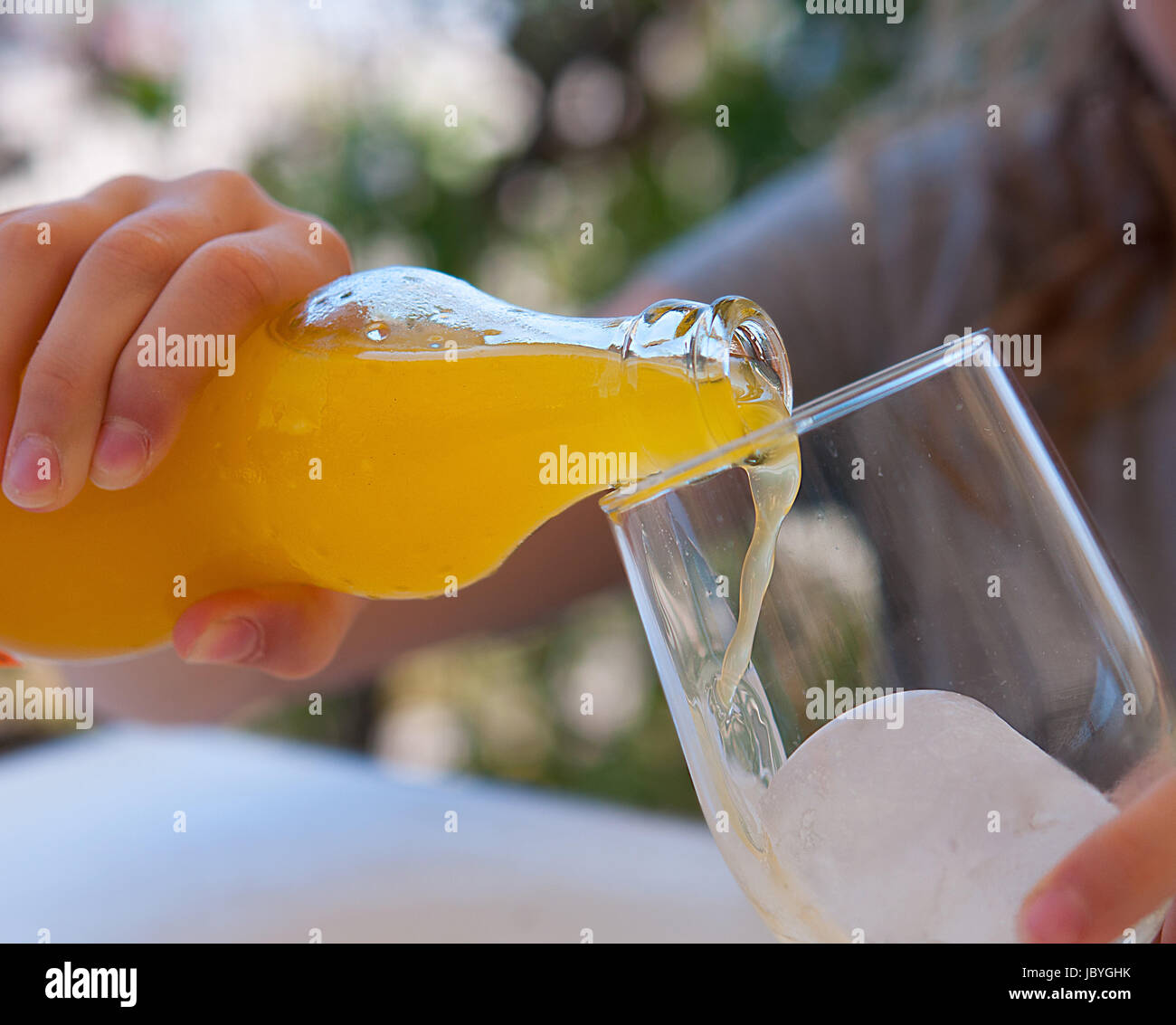 Fanta im glas -Fotos und -Bildmaterial in hoher Auflösung – Alamy