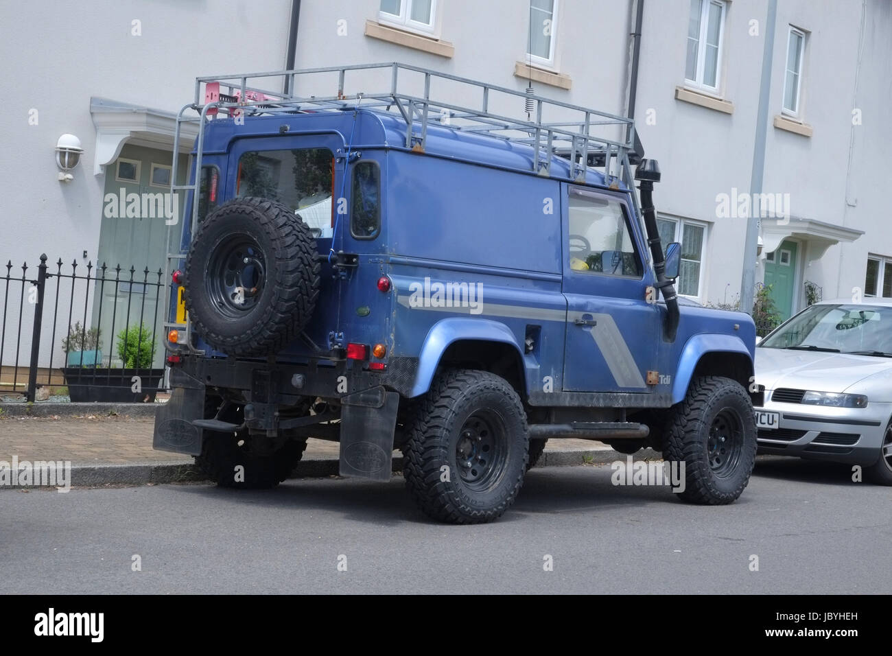 9. Juni 2017 - Wochenend-Krieger - Land Rover Defender modifiziert für Ernst von der Straßenarbeit in der Kneipe Stockfoto