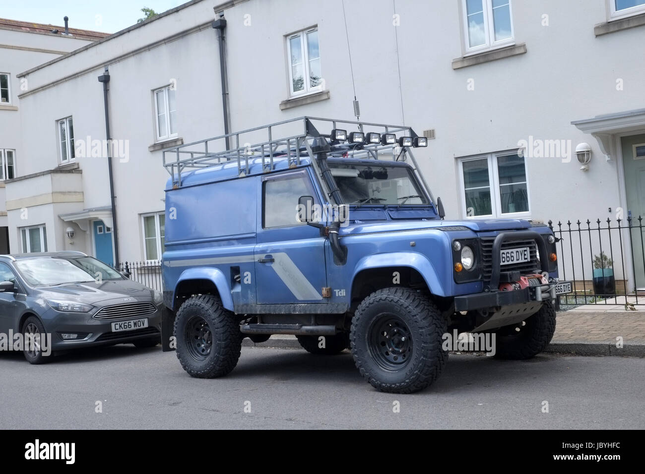 9. Juni 2017 - Wochenend-Krieger - Land Rover Defender modifiziert für Ernst von der Straßenarbeit in der Kneipe Stockfoto