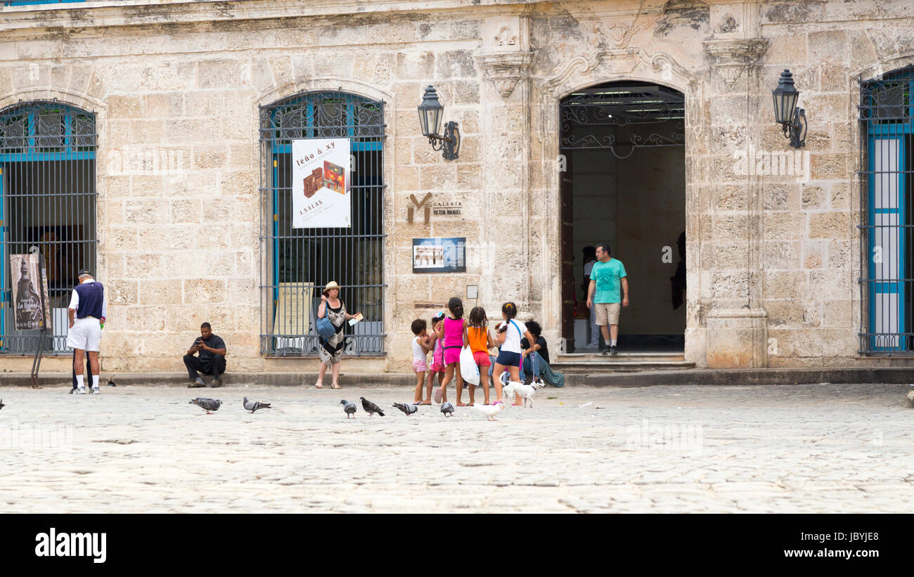 Kleine Kinder am Domplatz in Havanna, Kuba Stockfoto