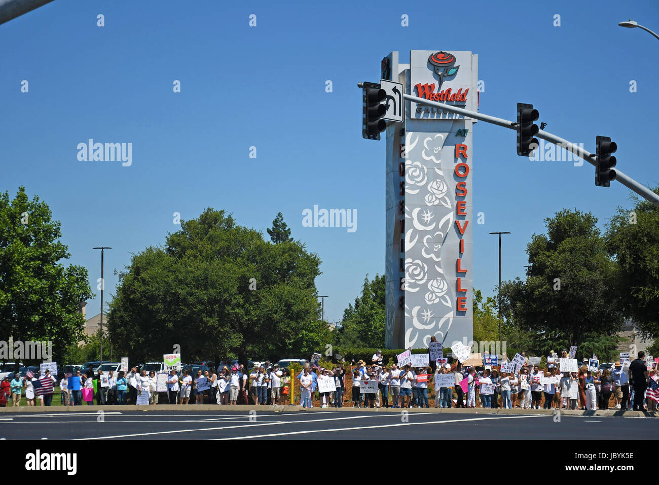 Gegen Demonstranten auf dem Marsch gegen die Scharia in der Nähe Galleria Mall in Roseville Ca Stockfoto