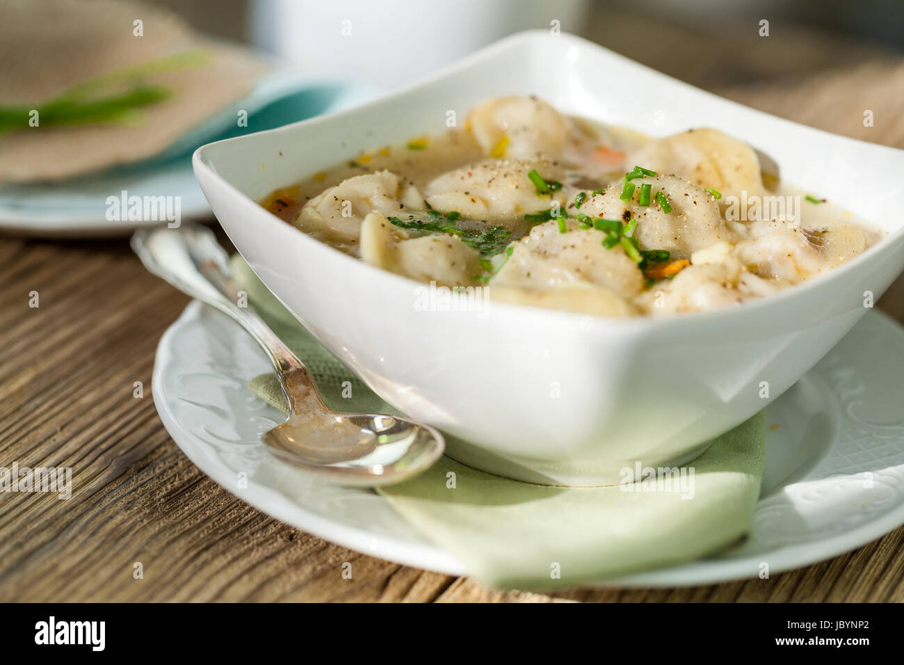 Schale Mit Russischen Pelmeni Italienischen Tortellini Mit Brühe Und Petersilie Nahaufnahme Auf Einem Holztisch Stockfoto