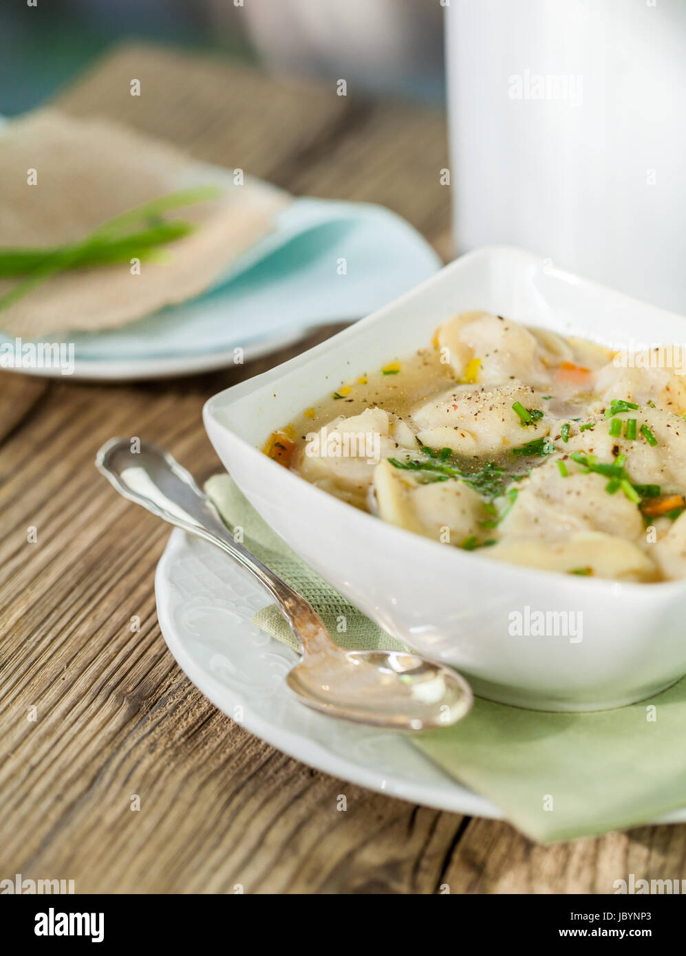 Schale Mit Russischen Pelmeni Italienischen Tortellini Mit Brühe Und Petersilie Nahaufnahme Auf Einem Holztisch Stockfoto