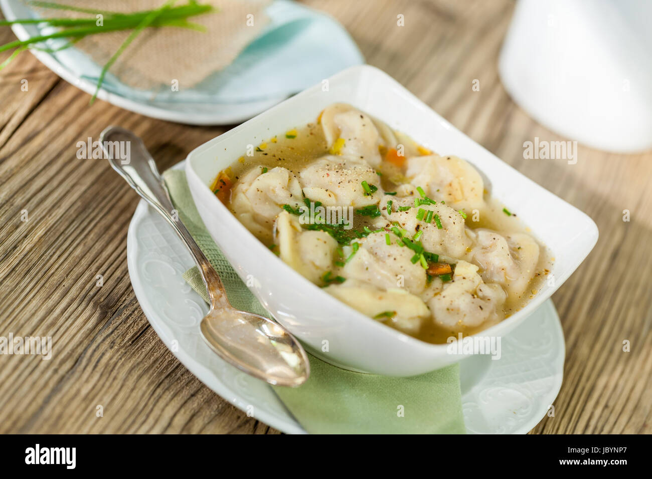 Schale Mit Russischen Pelmeni Italienischen Tortellini Mit Brühe Und Petersilie Nahaufnahme Auf Einem Holztisch Stockfoto