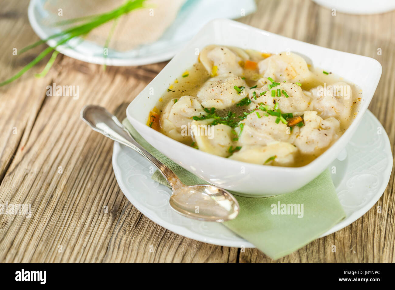 Schale Mit Russischen Pelmeni Italienischen Tortellini Mit Brühe Und Petersilie Nahaufnahme Auf Einem Holztisch Stockfoto