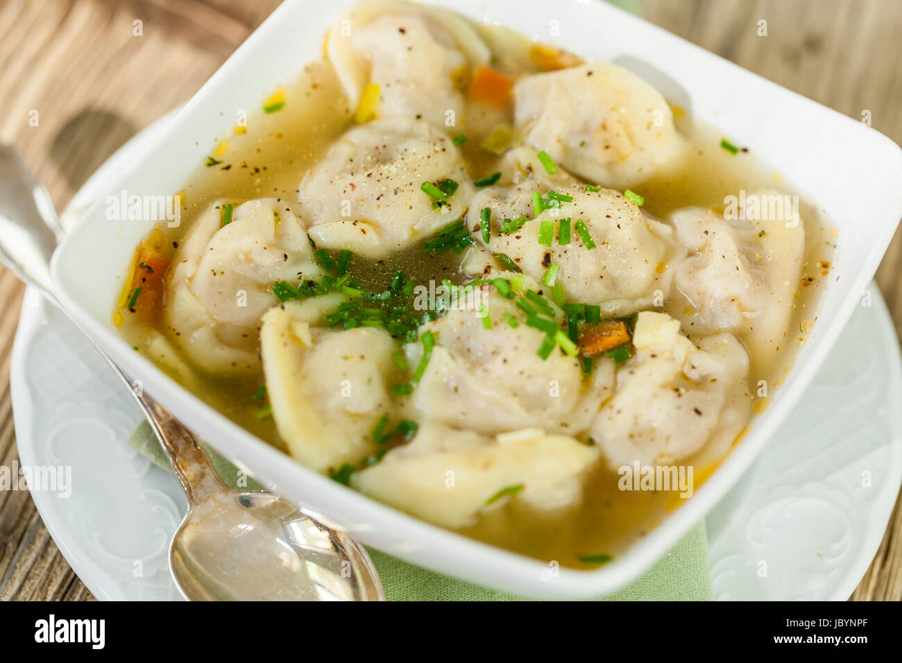 Schale Mit Russischen Pelmeni Italienischen Tortellini Mit Brühe Und Petersilie Nahaufnahme Auf Einem Holztisch Stockfoto