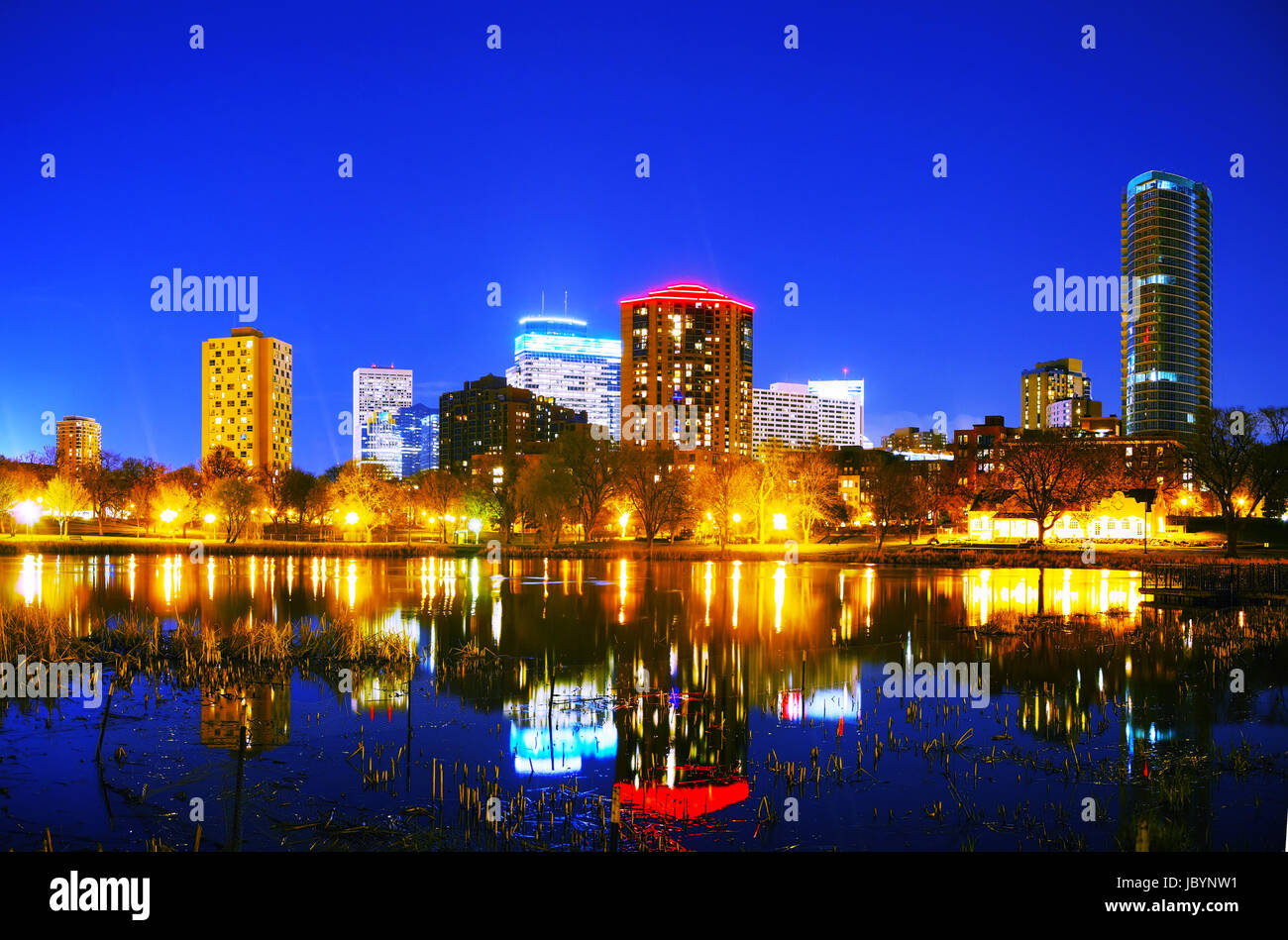 Die Innenstadt von Minneapolis, Minnesota in der Nacht Stockfoto