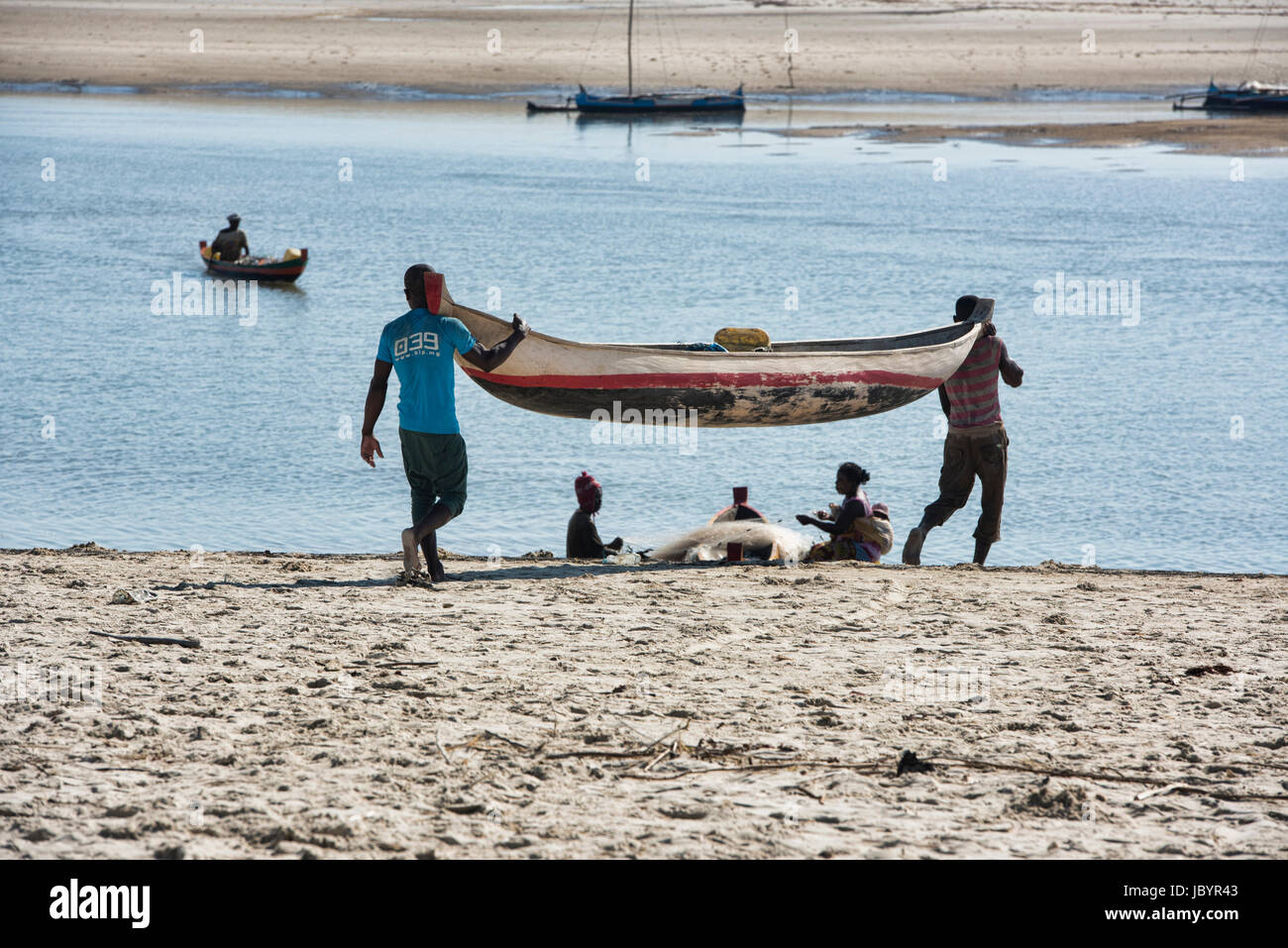 Durchführung einer Piroge zum Meer in Morondava, Madagaskar Stockfoto