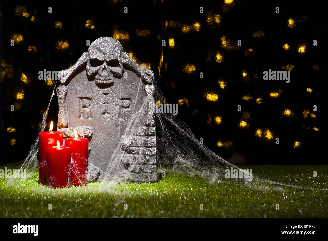Halloween Grabstein über grünen Rasen und unter Sternenhimmel Stockfoto