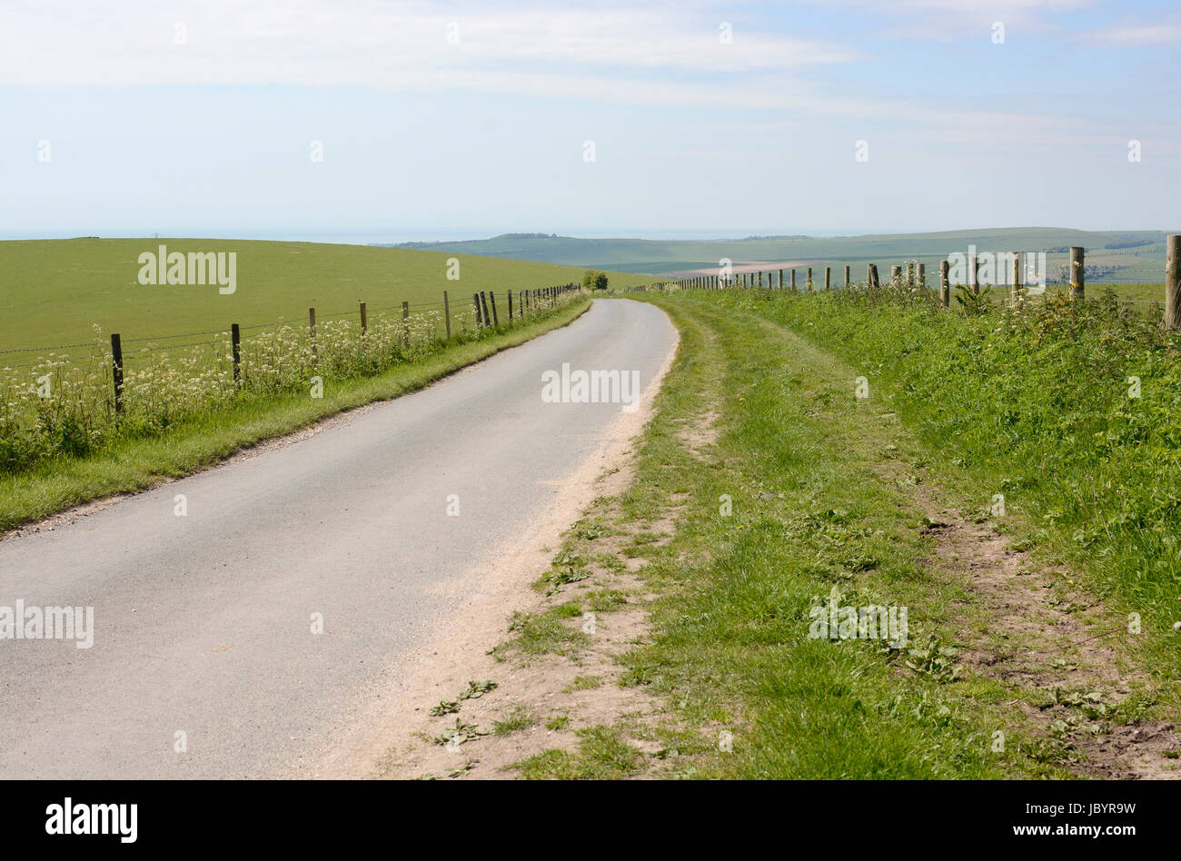 Schmalen Feldweg auf South Downs in der Nähe von Shoreham. West Sussex. England. Blick nach Süden über Küste. Stockfoto