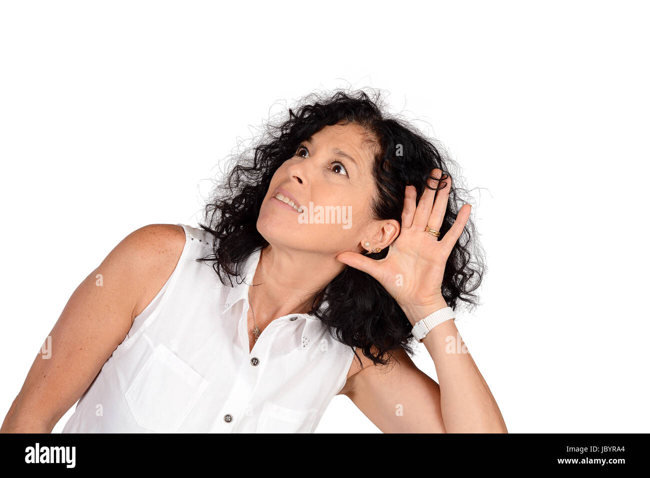 Portrait der schönen Frau, die etwas zu hören. Isolierten weißen Hintergrund. Stockfoto