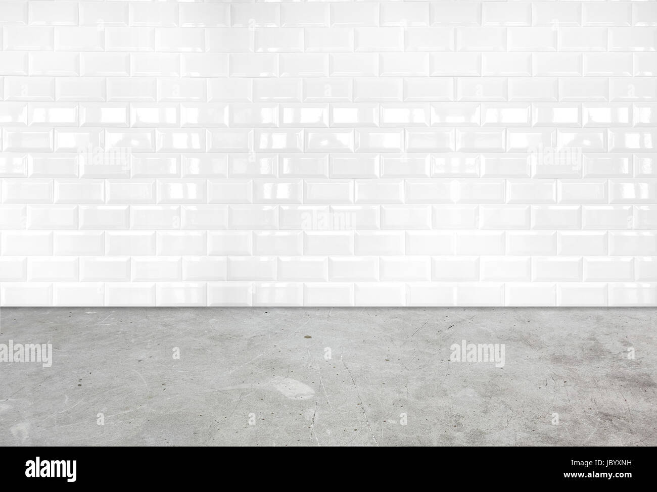 Raum-Perspektive-weiße Fliesen Wand- und Zement Boden Stockfoto