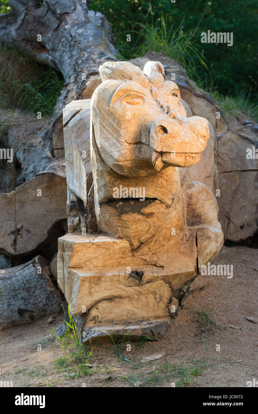 Holzschnitzerei Drache geschnitzt aus einem Baum Stump - Balloch Castle Country Park, Balloch, Scotland, UK Stockfoto