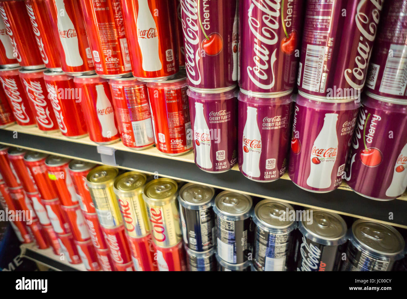 Sixpacks von Mini-Dosen Coca-Cola in einem Supermarkt am Samstag, 13. August  2016 in New York. (© Richard B. Levine Stockfotografie - Alamy