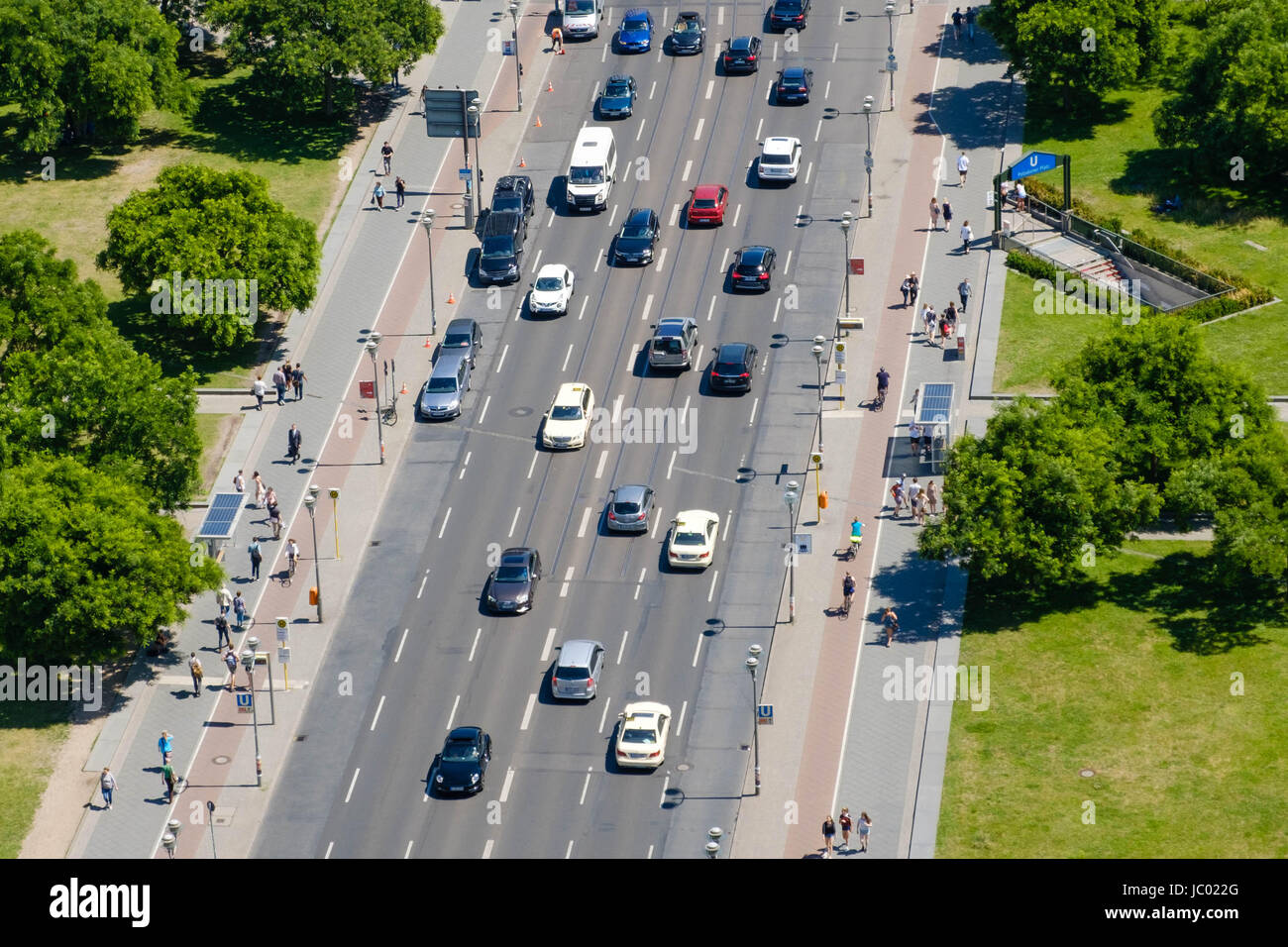 Autos und Menschen auf die Straße Antenne - Stadt Verkehrsstraße von oben Stockfoto