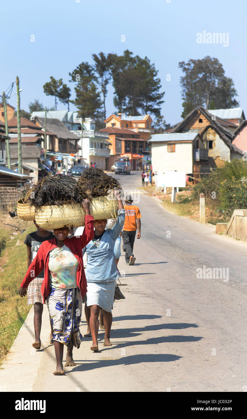 Madagassische Frauen, große Körbe voll von organischen Stoffen. Stockfoto