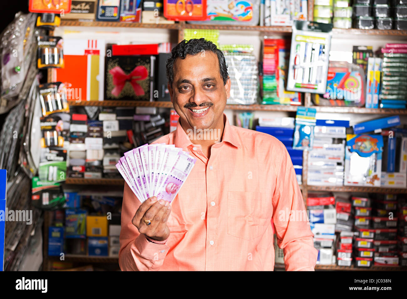 1 Indischer Ladenbesitzer Mann mit Geld Rupien in stationären Shop Stockfoto