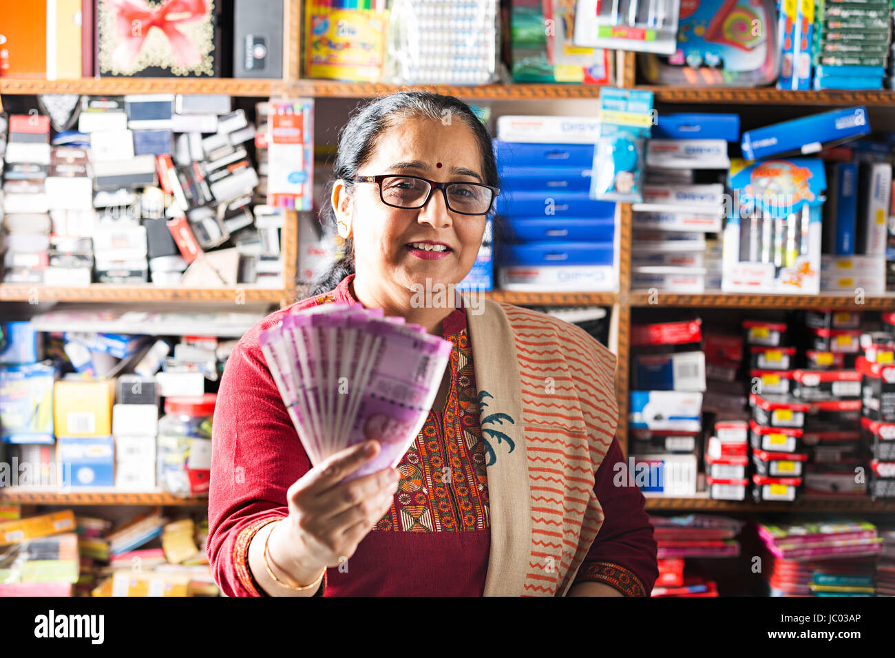1 Indischer Ladenbesitzer Frau, Geld Rupien in stationären Shop Stockfoto
