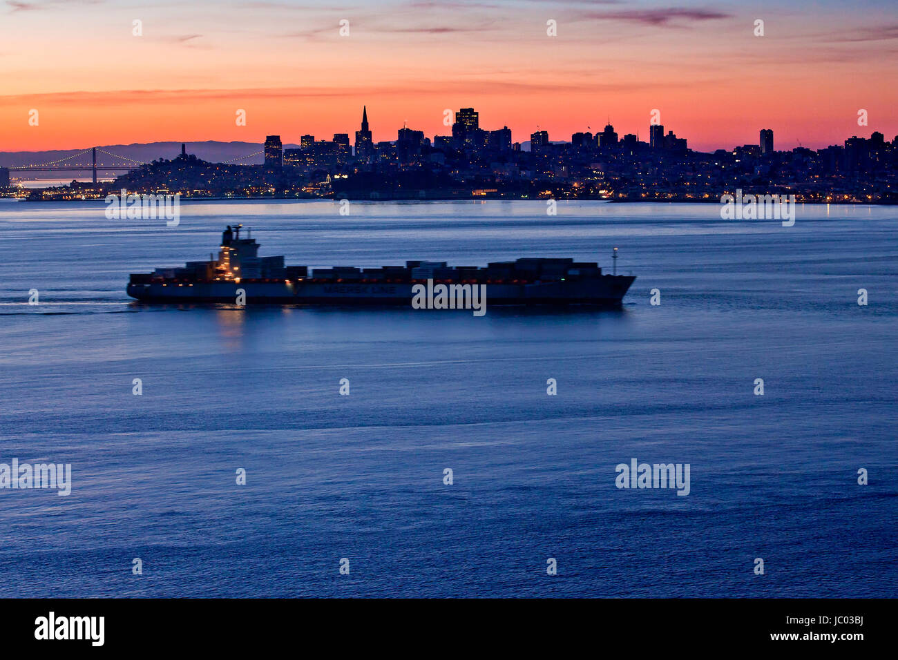 Container-Schiff verlassen San Francisco Bay im Morgengrauen - San Francisco, Kalifornien, USA Stockfoto
