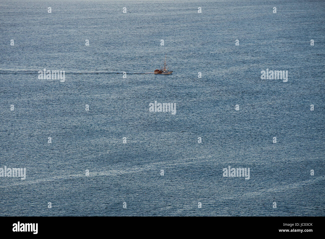 Krabben-Fischerboot auf dem offenen Wasser (Meerwasser) - San Francisco, Kalifornien, USA Stockfoto