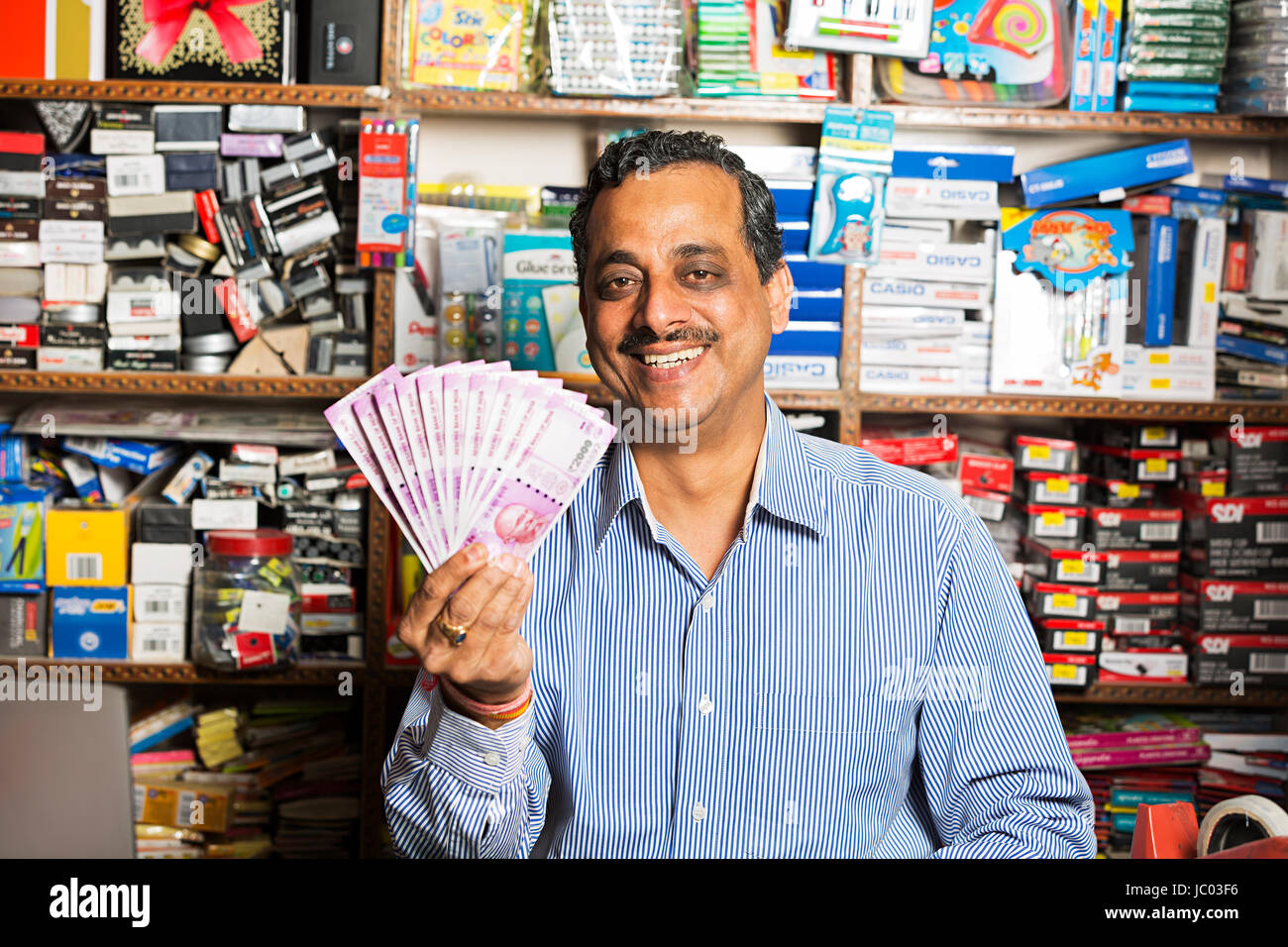 1 Indischer Ladenbesitzer Mann mit Geld Rupien in stationären Shop Stockfoto