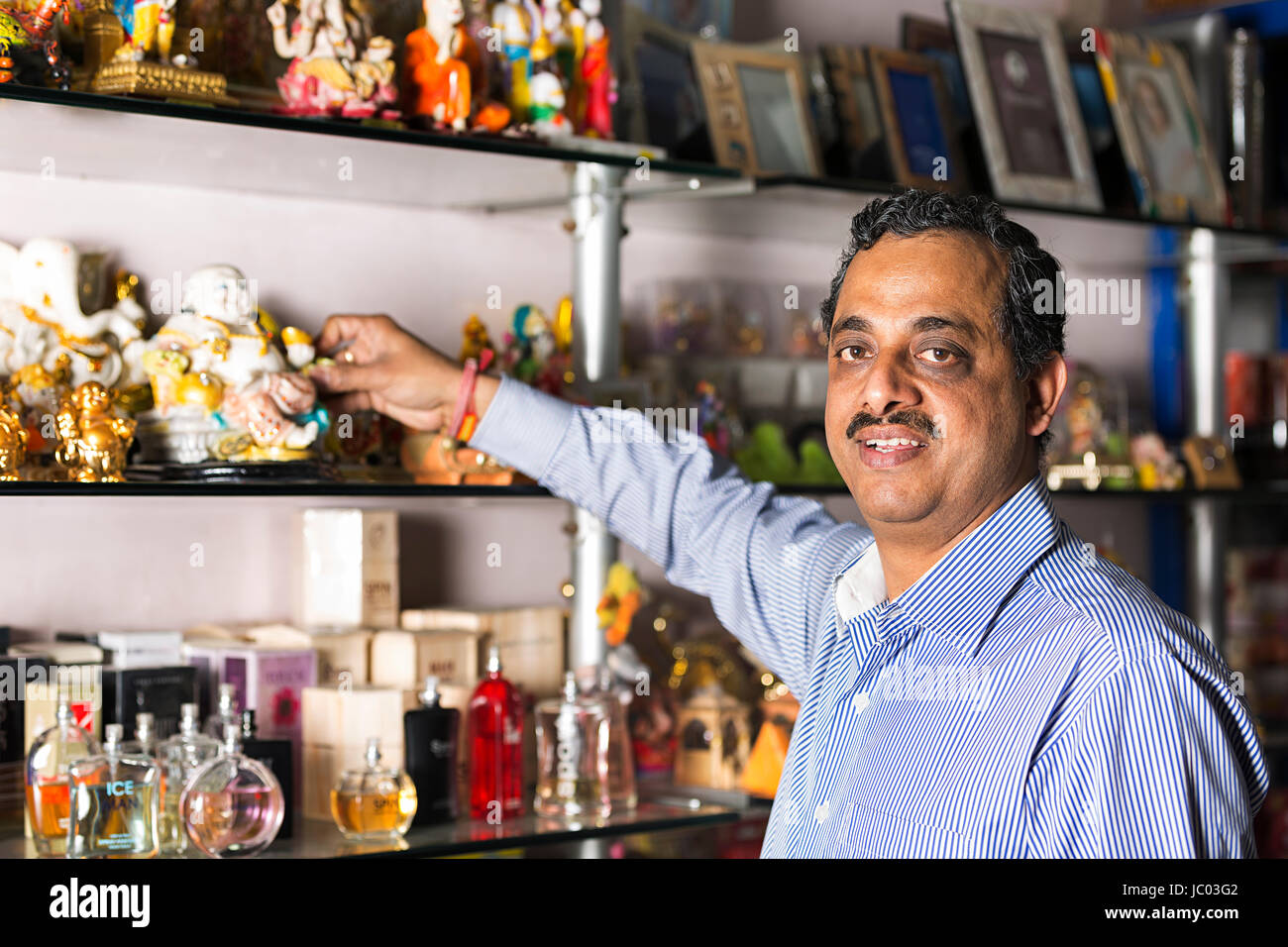 1 Indischer Ladenbesitzer Mann arrangieren Geschenk Produkt im Shop Stockfoto