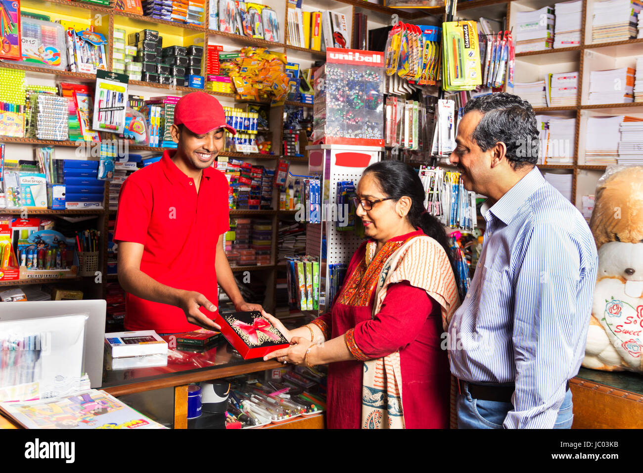 Indischer Ladenbesitzer Kunden kaufen Geschenk Einkaufen Einzelhandel Stockfoto