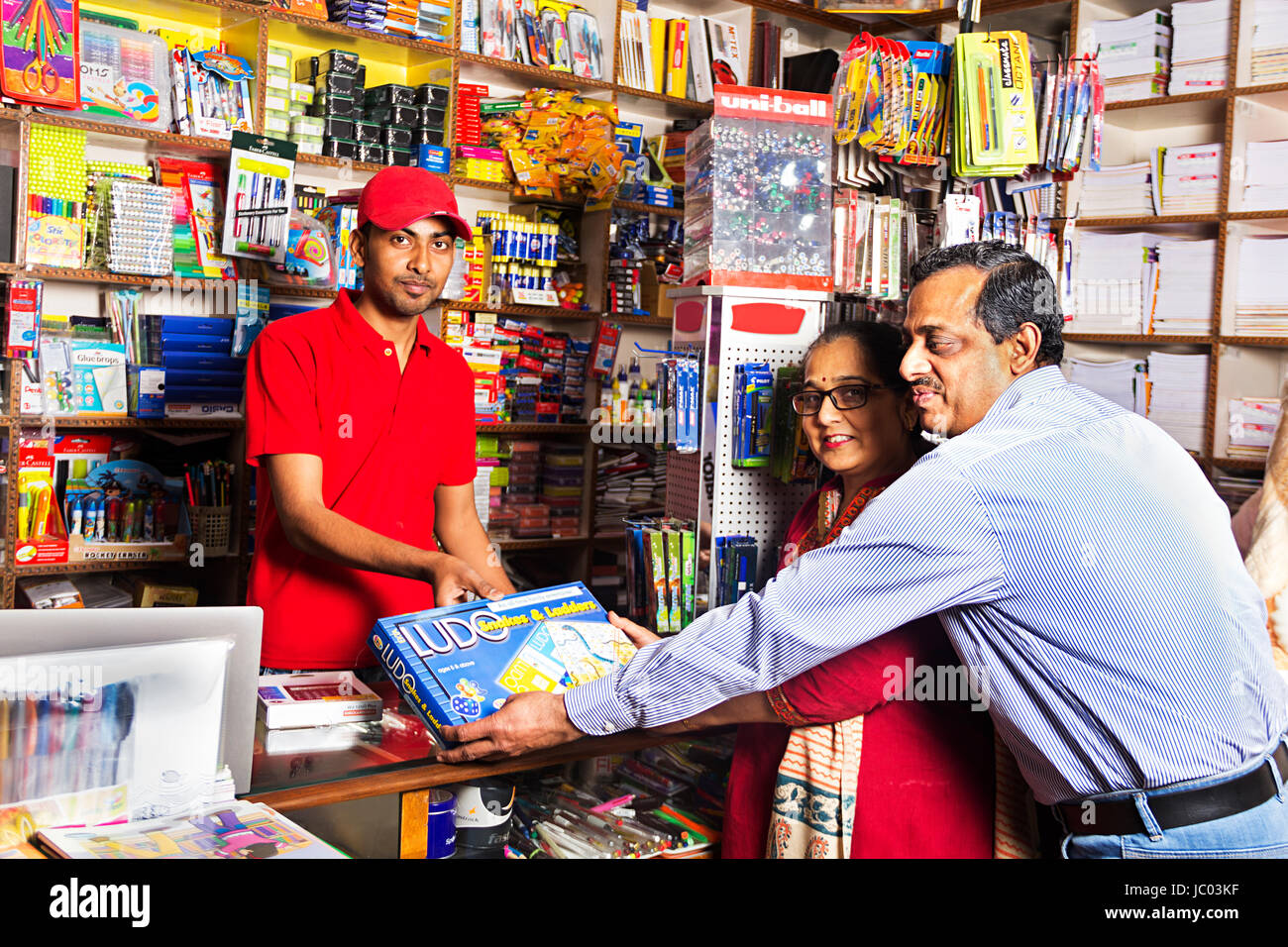Indischer Ladenbesitzer und Kunden kaufen Geschenk empfangen Stockfoto
