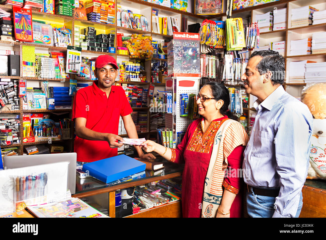 Indische Shopeeker und Kunden Shop Kaufen bezahlen Geld Stockfoto